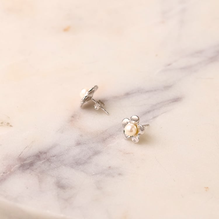 Zarte Ohrringe in Blumenform mit weißer Perle und Lab Grown Diamanten Abhishek 165442