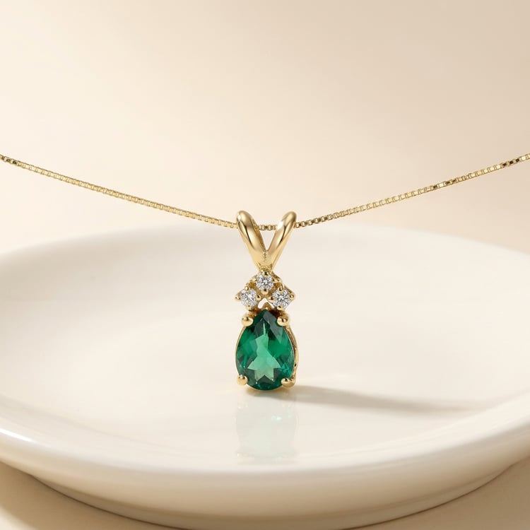 Smaragd-Tropfen in Goldanhänger mit Diamanten Electrah 169944