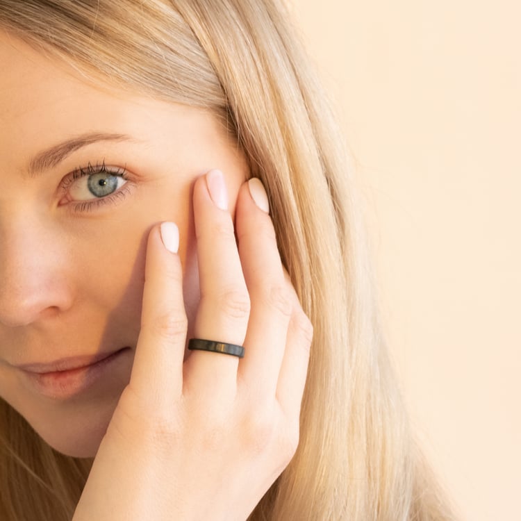 Flache Trauringe aus Carbon mit abgeschrägten Kanten Versiss 100970