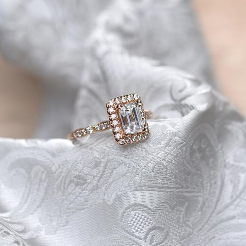 Verlobungsring mit Diamanten im Smaragdschliff Bina
