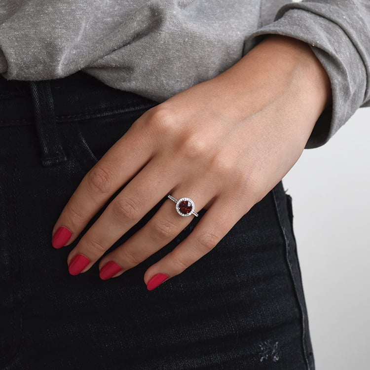 Goldener Ring im Halo-Stil mit Granat und weißen Topasen Maala 66435