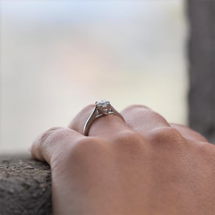 Platin Verlobungsring mit Diamant und Rubin Nelia 106442