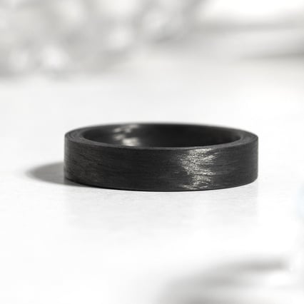 Flacher Ring aus Carbon Sammu