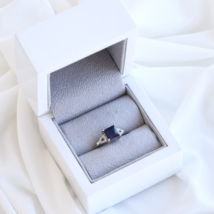 Silberner Ring mit blauem Saphir und Zirkonia Essang 82668