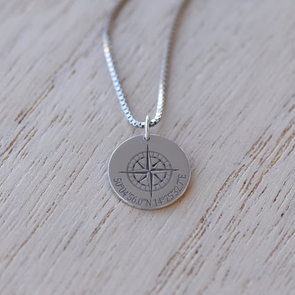 Silberner Anhänger mit Gravur der Koordinaten Ihrer Wahl Naira