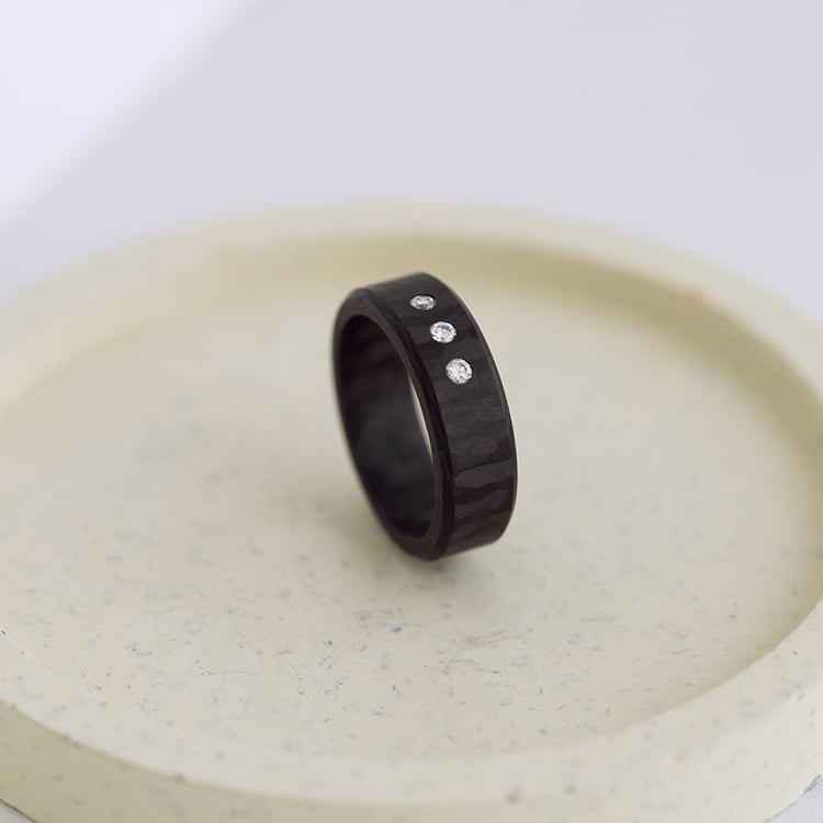 Flache Eheringe aus Karbon mit Diamanten Minnith 124594