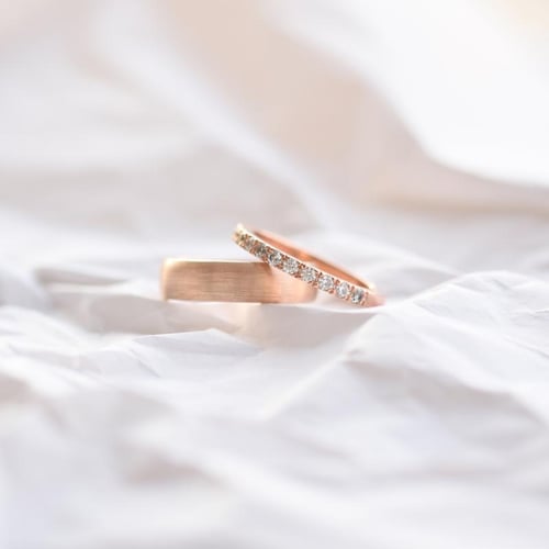 Eheringe aus einem Eternity-Ring mit Moissaniten und einem halbrunden Ring Lowum