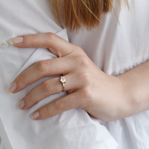 Verlobungsring mit Hexagon Moissanit und Pear Moissaniten Seydou