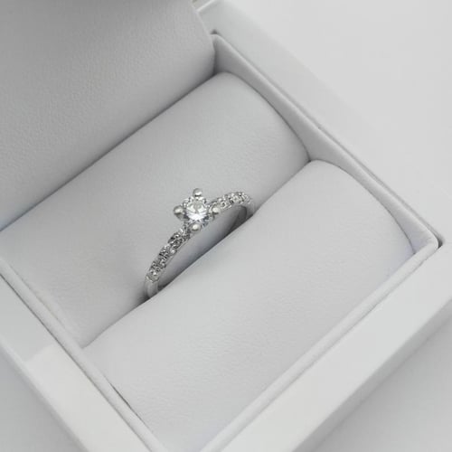 Solitär-Pave Diamant im Verlobungsring aus Gold Megha