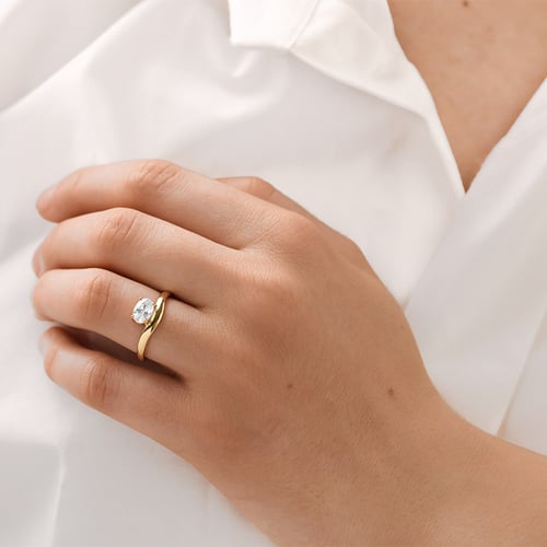 Atypischer Verlobungsring mit 0.5ct IGI-zertifiziertem ovalem Diamanten Adina