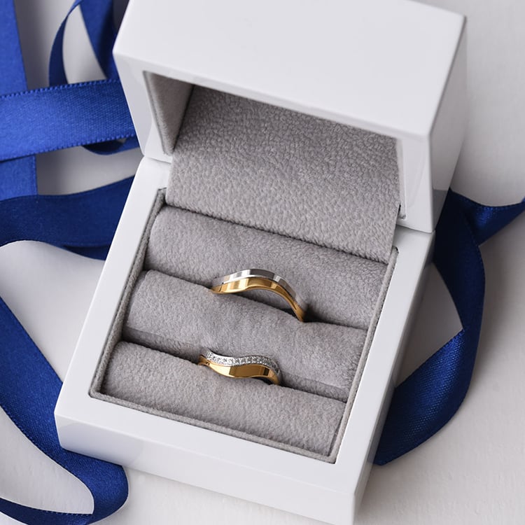 Goldene Eheringe mit Diamanten Charla 76327