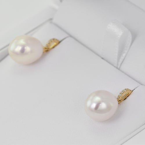 Goldene Perlenohrringe mit Diamanten Manisha