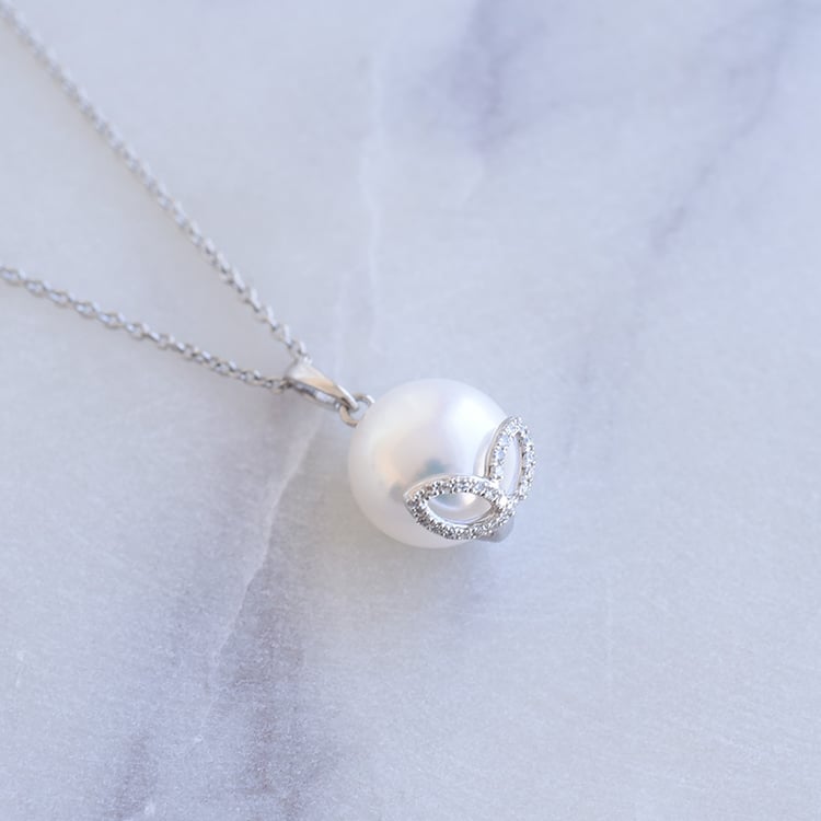 Goldener Anhänger mit Perle und Diamanten-Blättern Joyce 87406