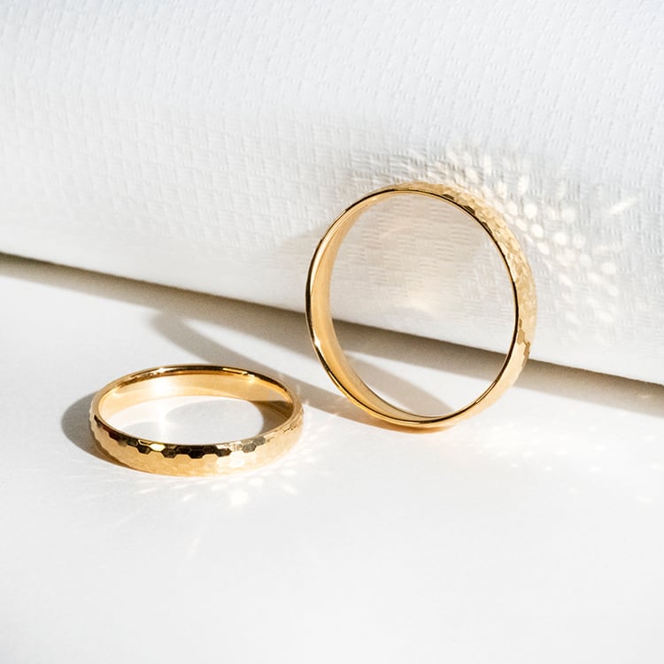 Goldene Eheringe mit Hammerschlag-Motiv Trevino 114109