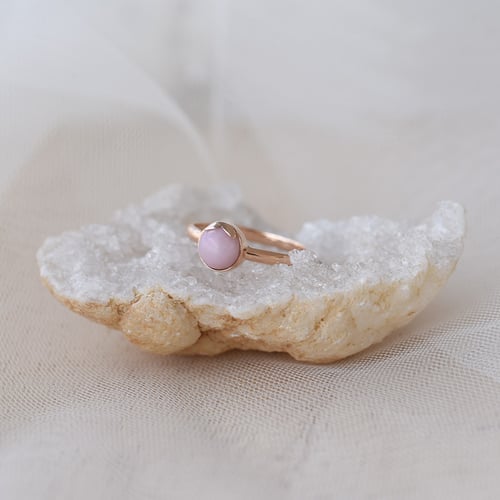 Goldring mit rosa Opal Yana