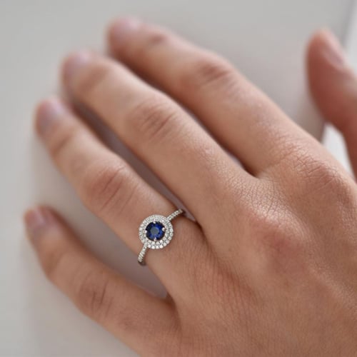 Goldener Saphirring mit Diamanten Catelinie