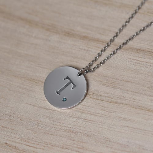 Anhänger aus Platin mit blauem Diamanten und graviertem Buchstaben Sager