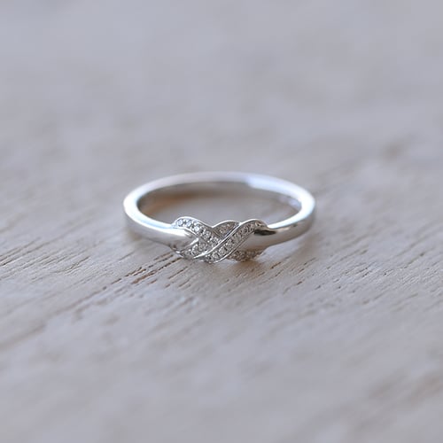 Romantischer Ring aus Gold mit Diamanten Teskala