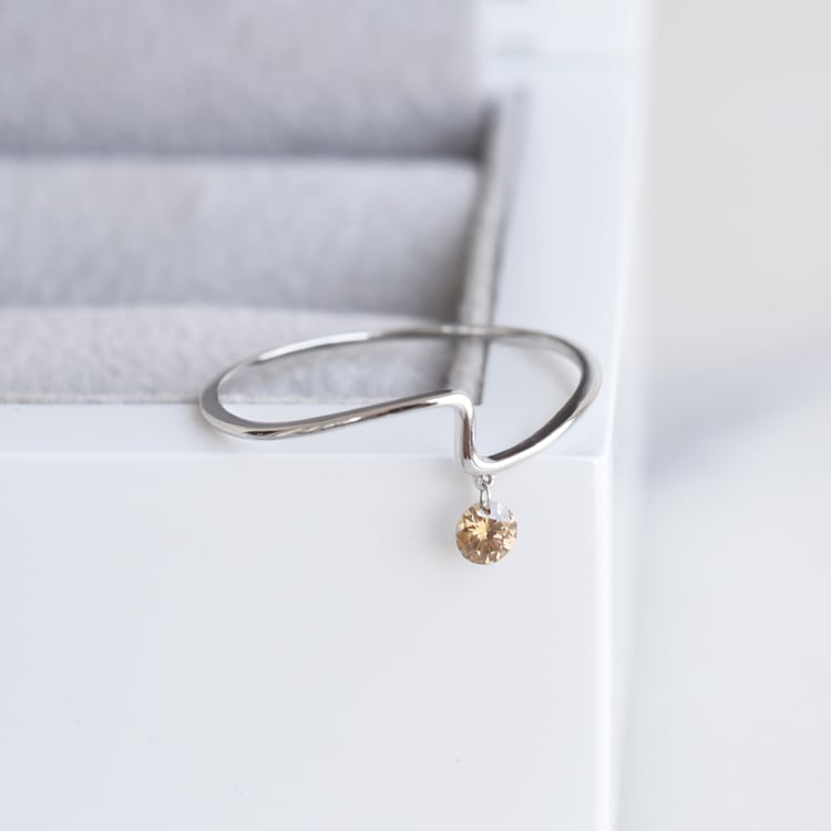 Atypischer Ring mit einem Diamanten Aryan 86561