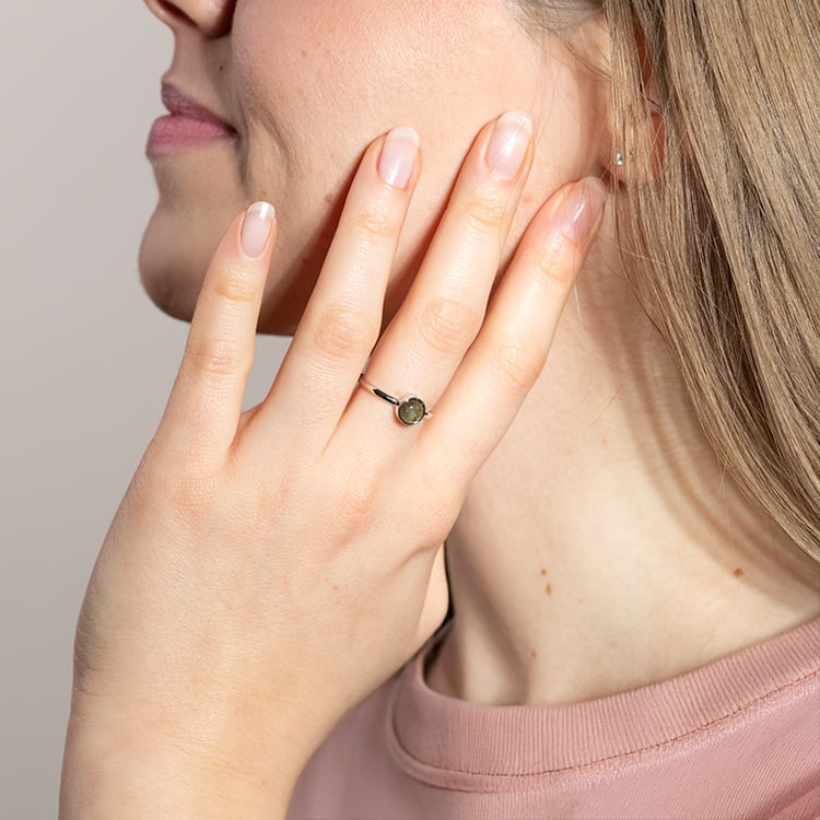 Goldener minimalistischer Ring mit Labradorit Stowy 150436