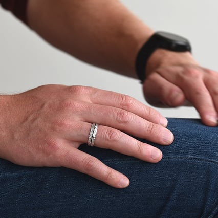 Gehämmerte Trauringe mit schwarzer und weißer Emaille Pernila