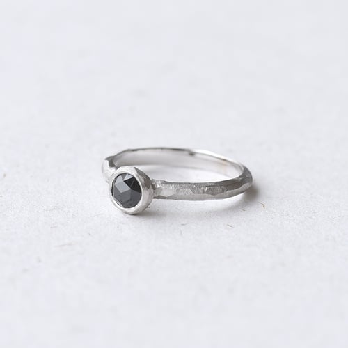 Gehämmerter Ring mit schwarzem Diamanten Seraphine