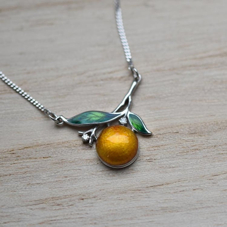 Silberne Diamanthalskette mit Emaille und Orange Naranda 43395