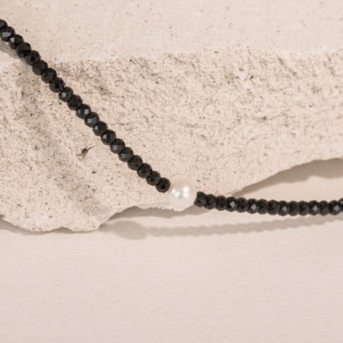 Silbernes Armband mit einer weißen Perle und Spinell-Perlen Fionn