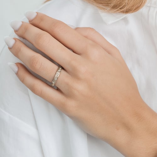 Goldene Eheringe mit von Hand gravierter Oberfläche aus Haselnussgold Cley