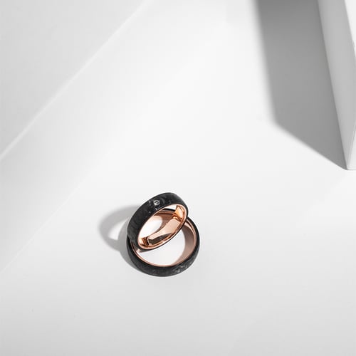 Leicht abgerundete Eheringe aus Carbon und Gold mit Diamant Katu