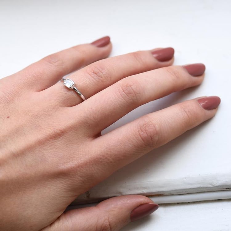 Verlobungsring mit Diamant im Smaragdschliff Sade 100348