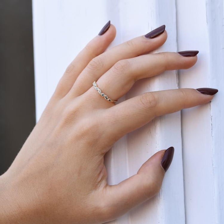 Eternity Ring mit blauem Diamanten auf dem Finger 46099