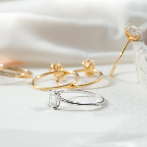 Verlobungsring mit einem Diamanten im Emeraldschliff Olson