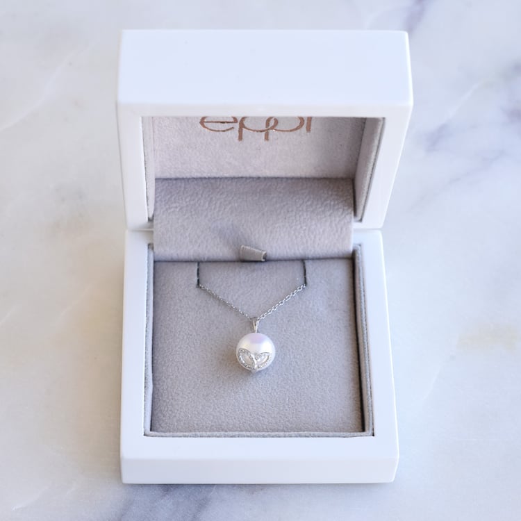 Goldener Anhänger mit Perle und Diamanten-Blättern Joyce 87405