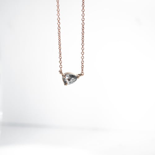 Halskette mit Salt and Pepper Diamant in Birnenform Maliah