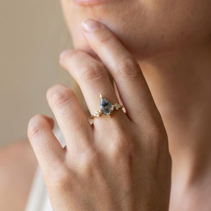 Einzigartiger Scheidungsring mit Moosachat Kettil