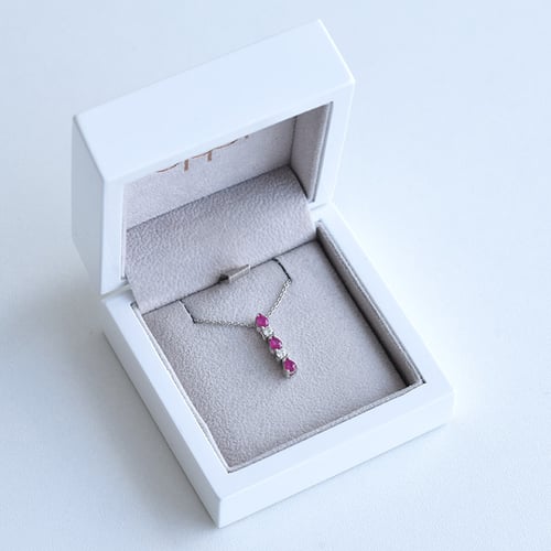 Eleganter Anhänger mit Diamanten und Rubinen Muriel