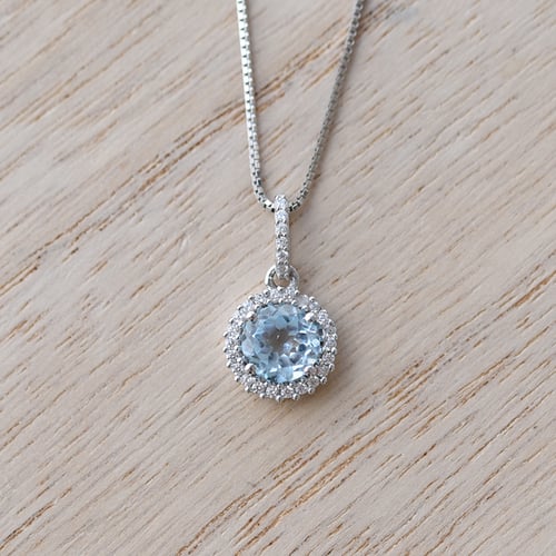 Silberne Halo-Anhänger mit himmlisch blauen Topas Atia