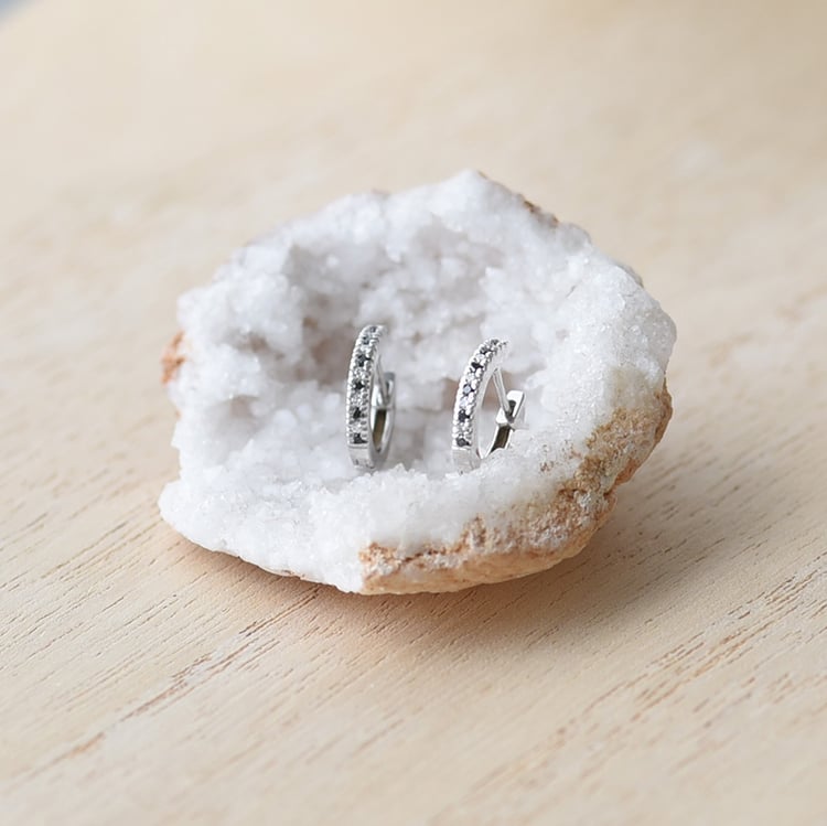 Goldene Creolen mit schwarzen und weißen Diamanten Gomati 62944