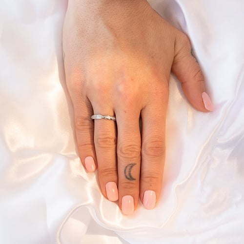 Eheringe aus Eternity-Ring mit Lab Grown Diamanten und einem breiten Komfort-Ring Asne