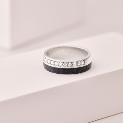 Flacher Trauring aus Carbon und Silber mit Zirkonia Cassia