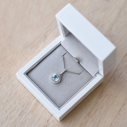 Silberne Halo-Anhänger mit himmlisch blauen Topas Atia