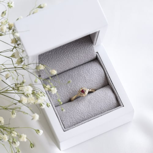 Verlobungsring mit Rubin und Diamanten Nurisa