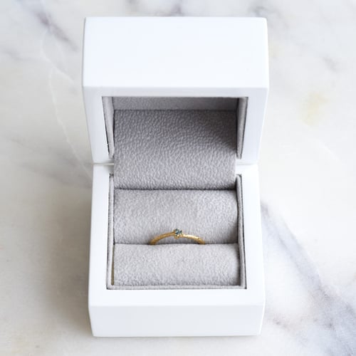 Zarter silberner Ring mit blauen Diamanten Milan