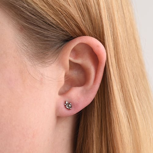 Goldene Cluster-Ohrringe mit Salt and Pepper Diamant Meave