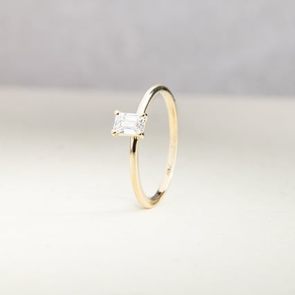 Verlobungsring mit einem 0.9ct zertifizierten Lab Grown Diamanten im Emeraldschliff Venus