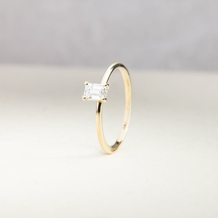 Verlobungsring mit einem 0.9ct zertifizierten Lab Grown Diamanten im Emeraldschliff Venus 155255