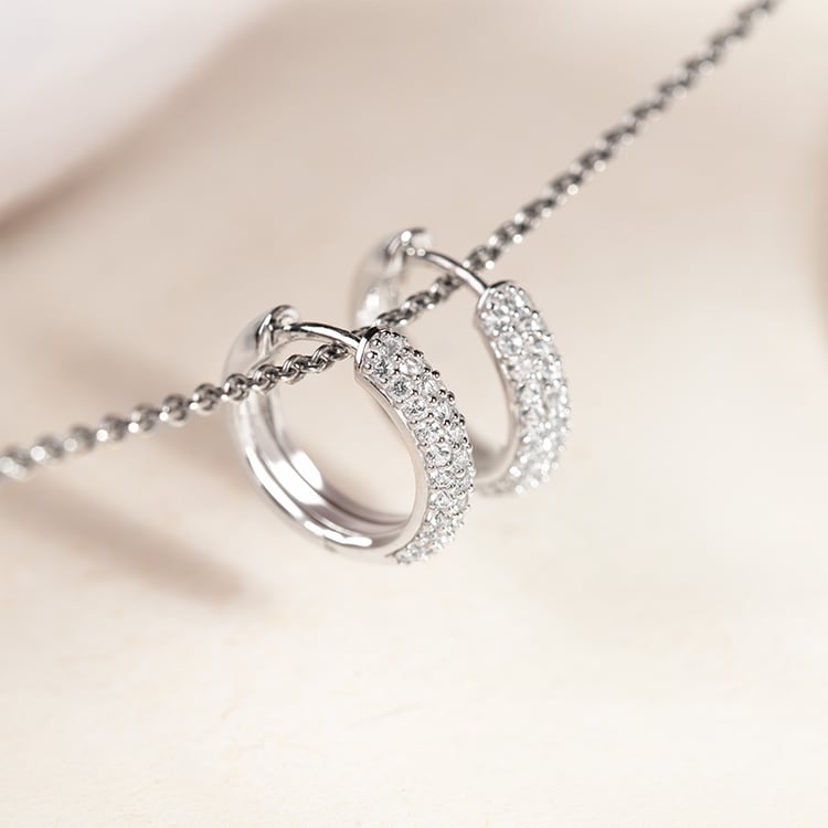 Silberne runde Pavé-Ohrringe mit weißen Topasen Shaviv 149140