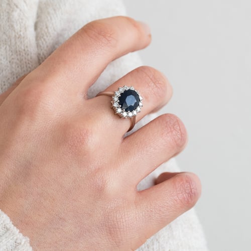 Eleganter Halo Verlobungsring mit Saphir und Diamanten Chrys