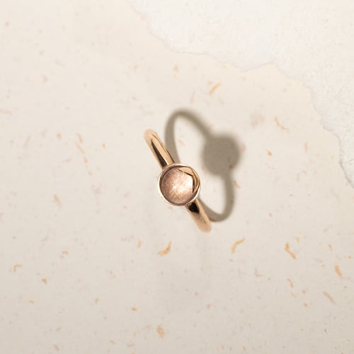 Goldener Ring mit Cabochon-Rosenquarz Yana